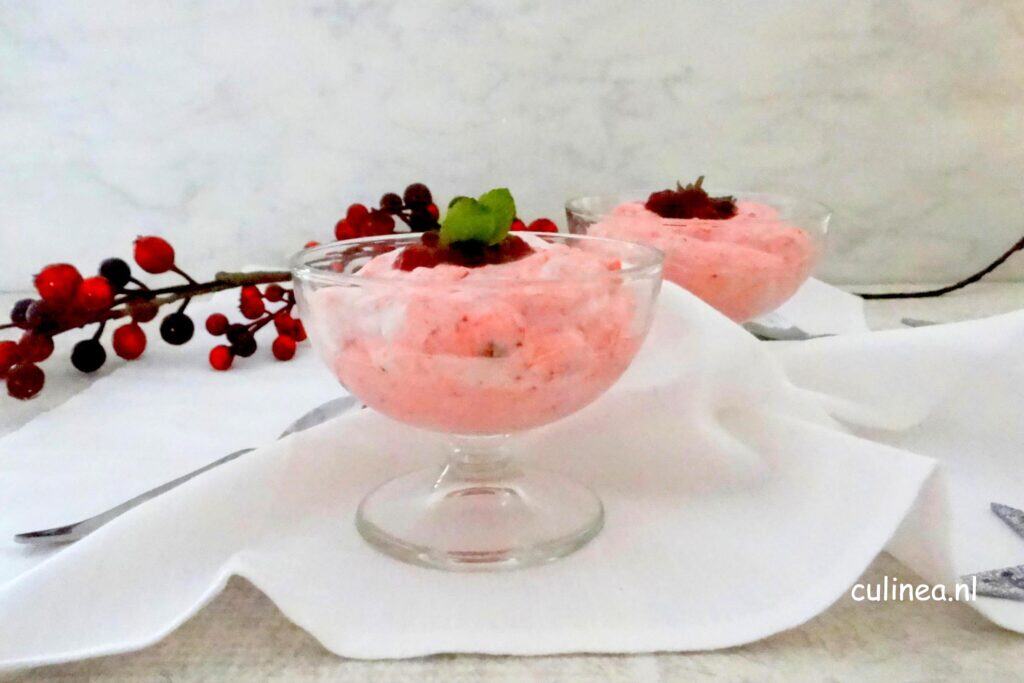 Simpele en luchtige cranberrymousse