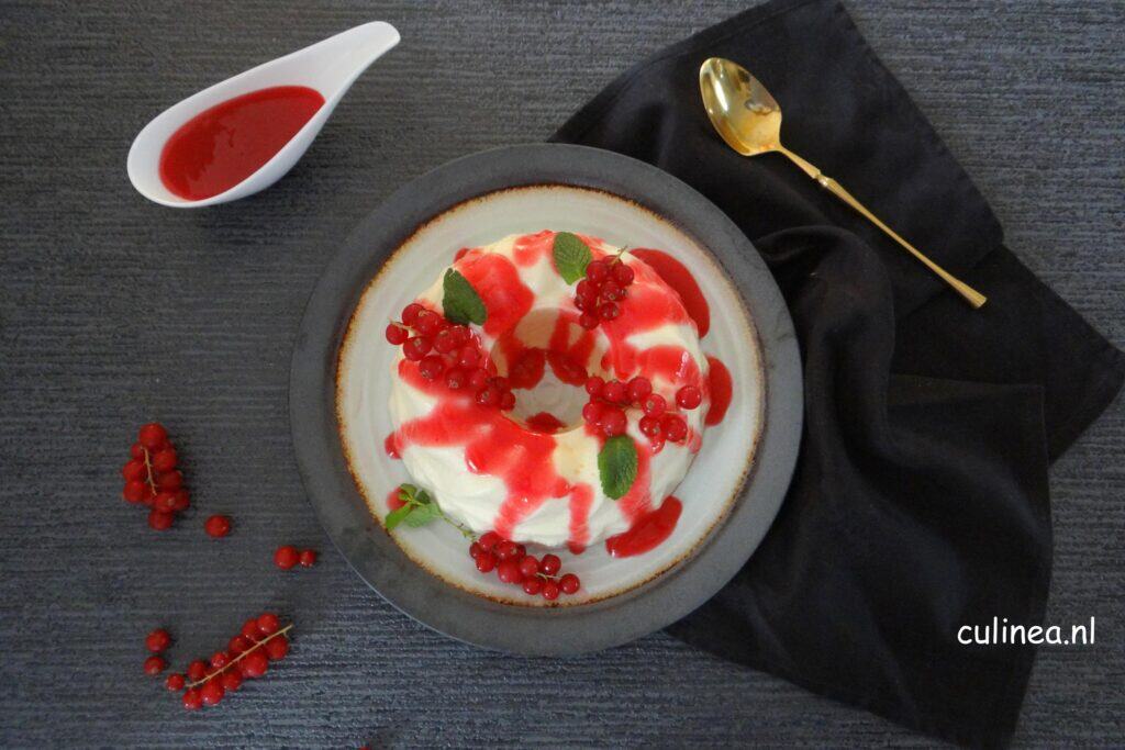 Feestelijke griesmeelpudding met rode bessensaus