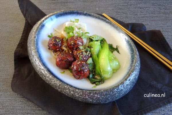 Aziatische vegetarische gehaktballetjes