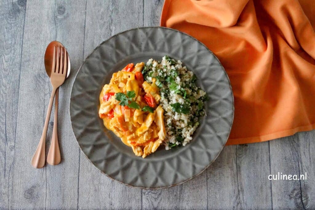 Vegetarische butter chicken met bloemkoolrijst