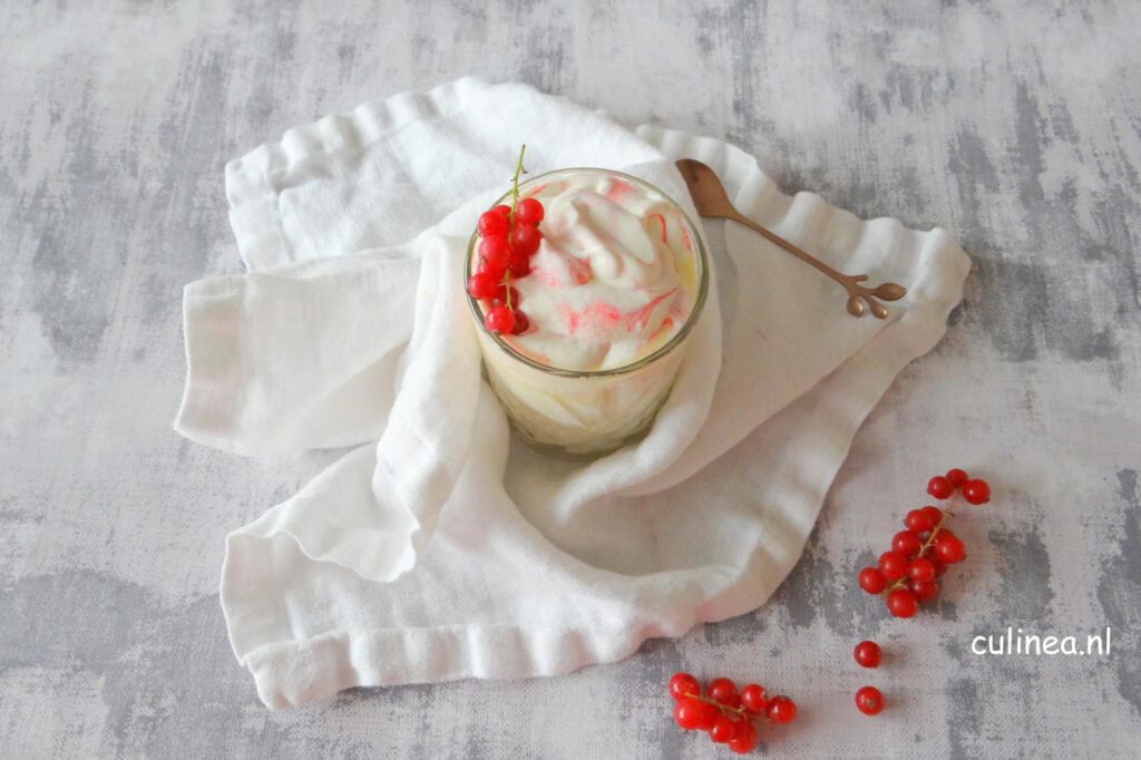 Warme witte chocolademelk met bessenroom