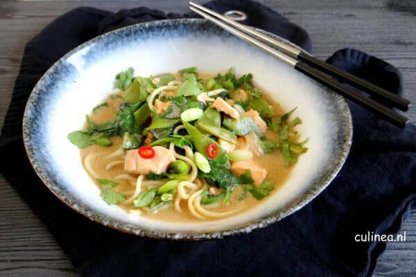 Aziatische kokos vissoep met zalm