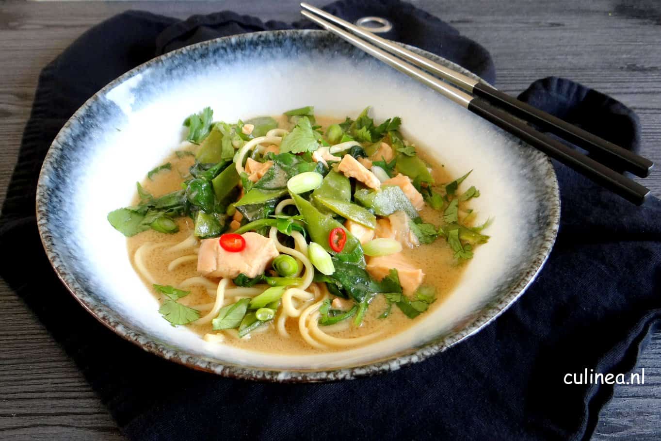 Aziatische kokos vissoep met zalm