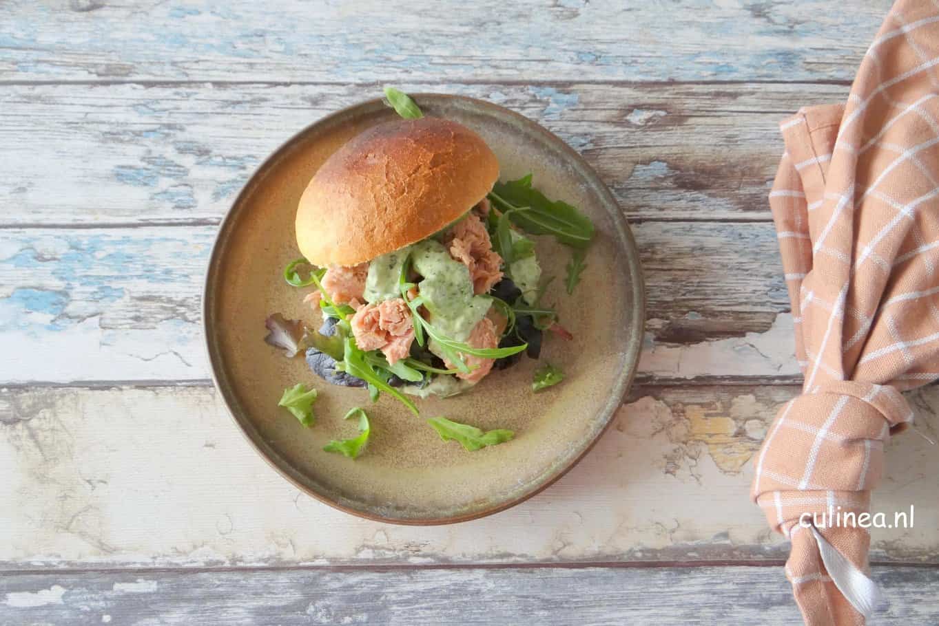 broodje tonijn met groene kruidensaus