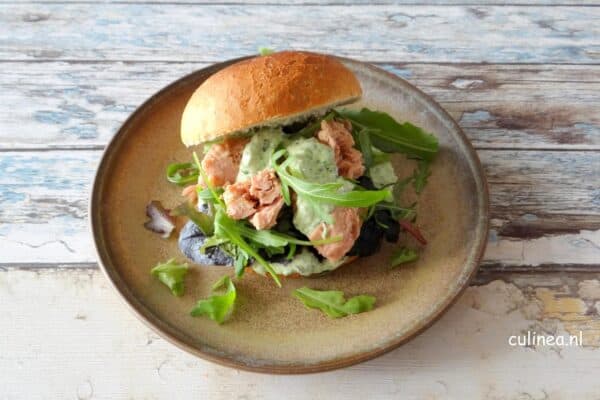 broodje tonijn met groene kruidensaus