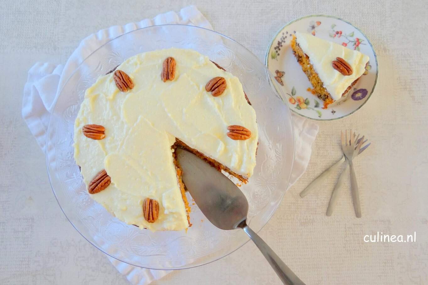 carrot cake met roomkaas topping