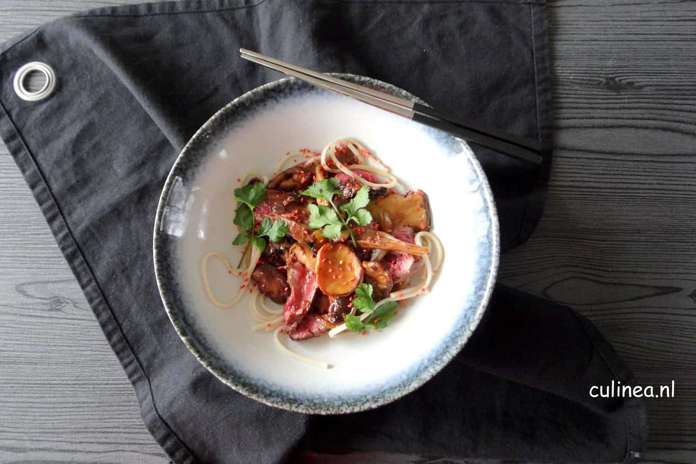 noedels met bavette en paddenstoelen