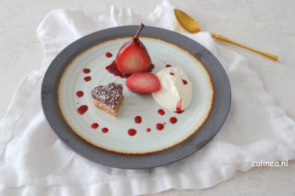 Peertjes gestoofd in hibiscusthee