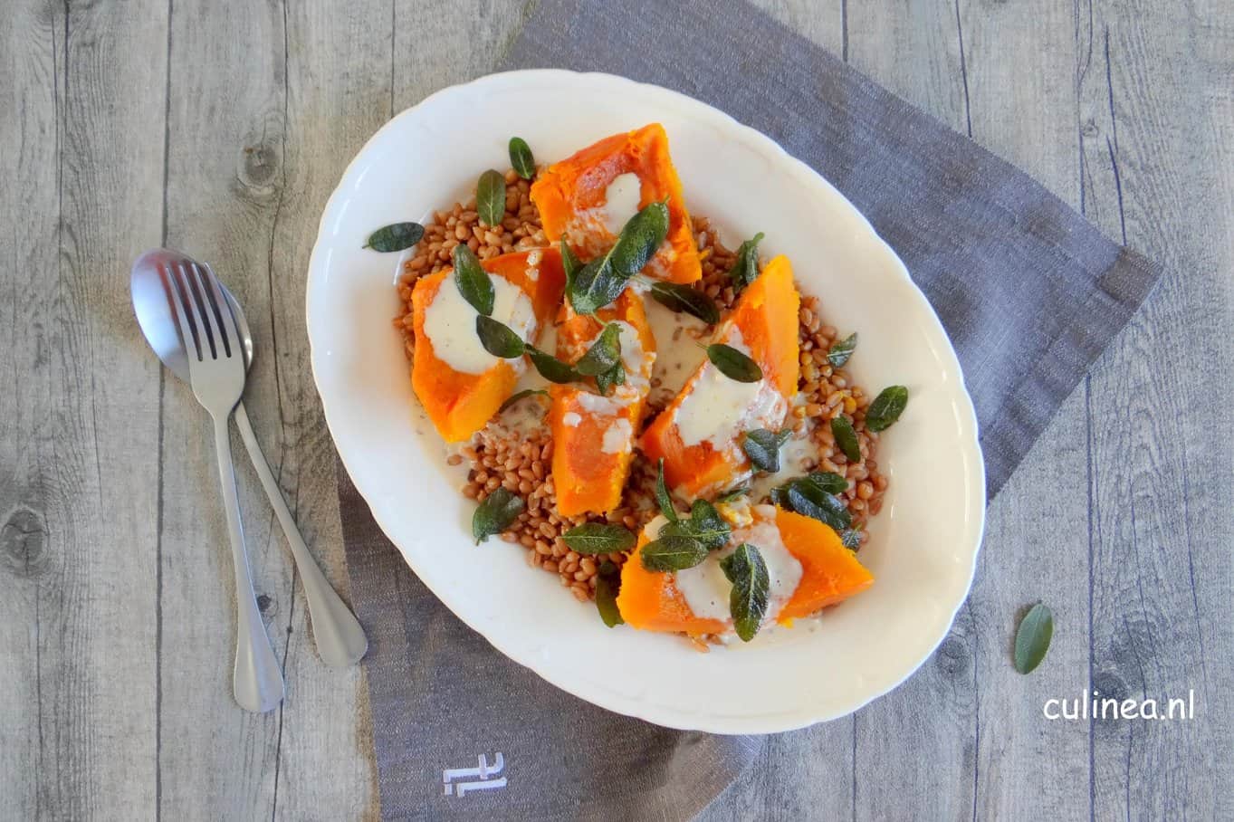 pompoen met speltkorrels en kaassaus