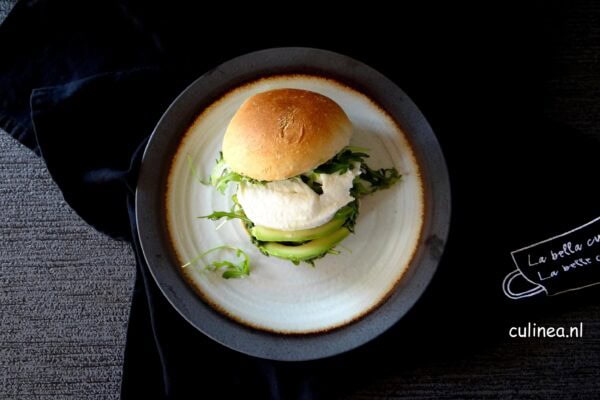 Sandwich met mozzarella en avocado