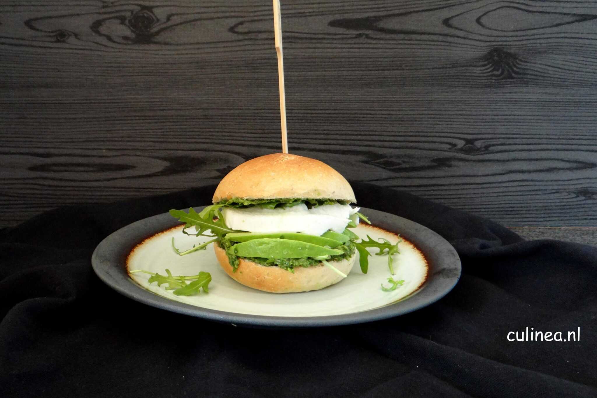 Sandwich met mozzarella en avocado