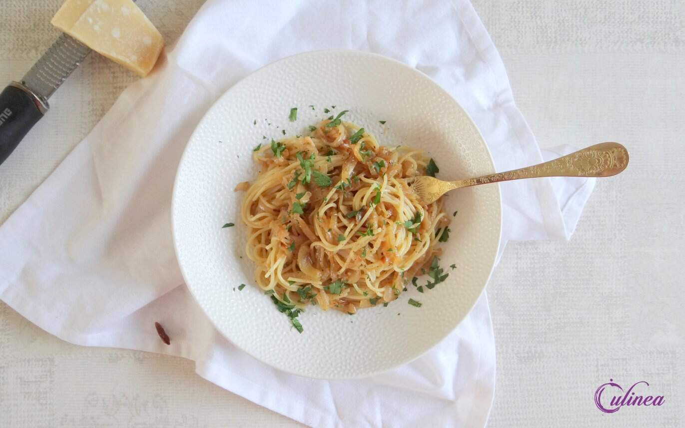 Spaghetti met gekarameliseerde uien