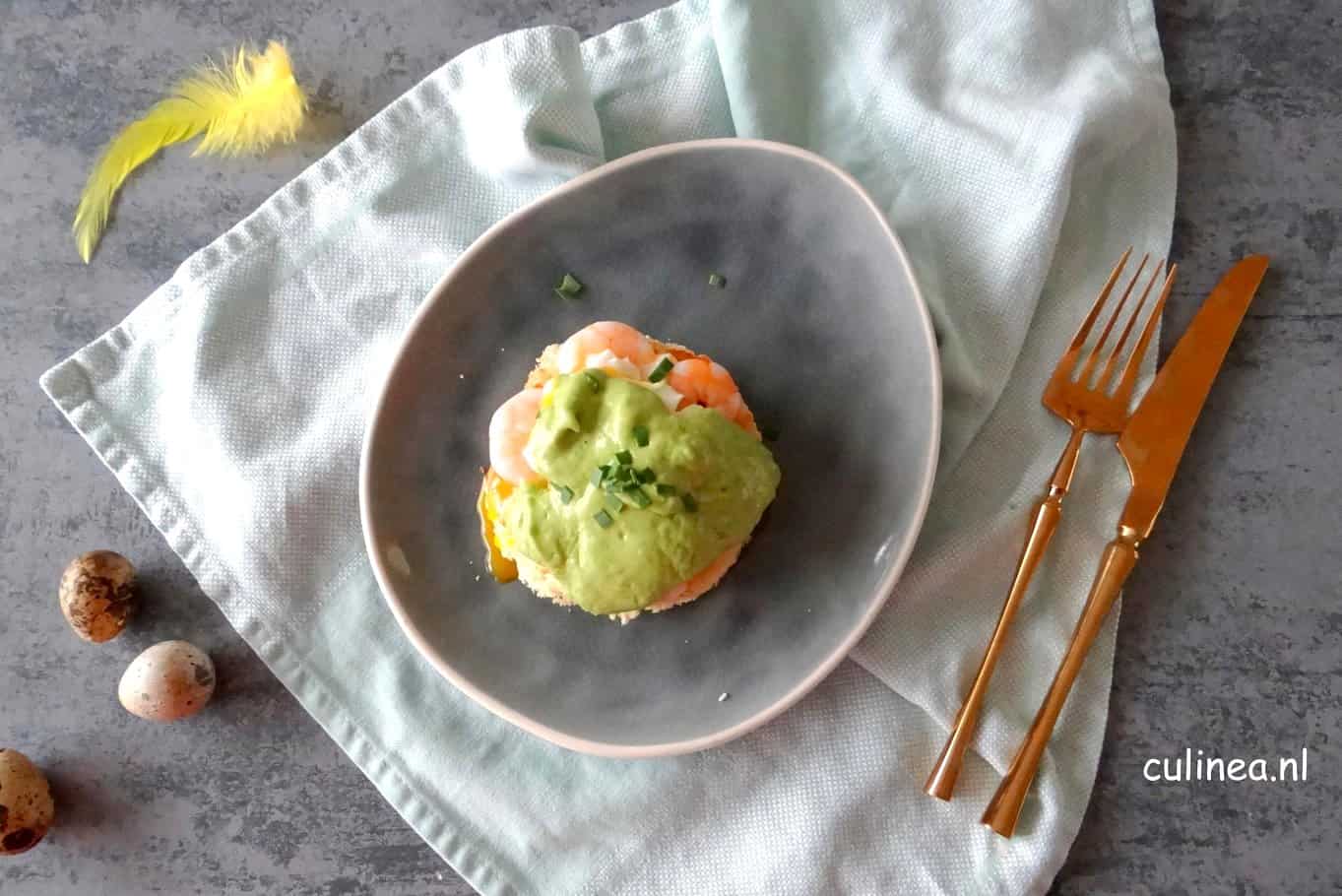 Eggs Benedict met garnalen en avocadosaus