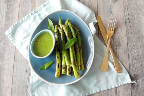gegrilde groene asperges met daslooksaus
