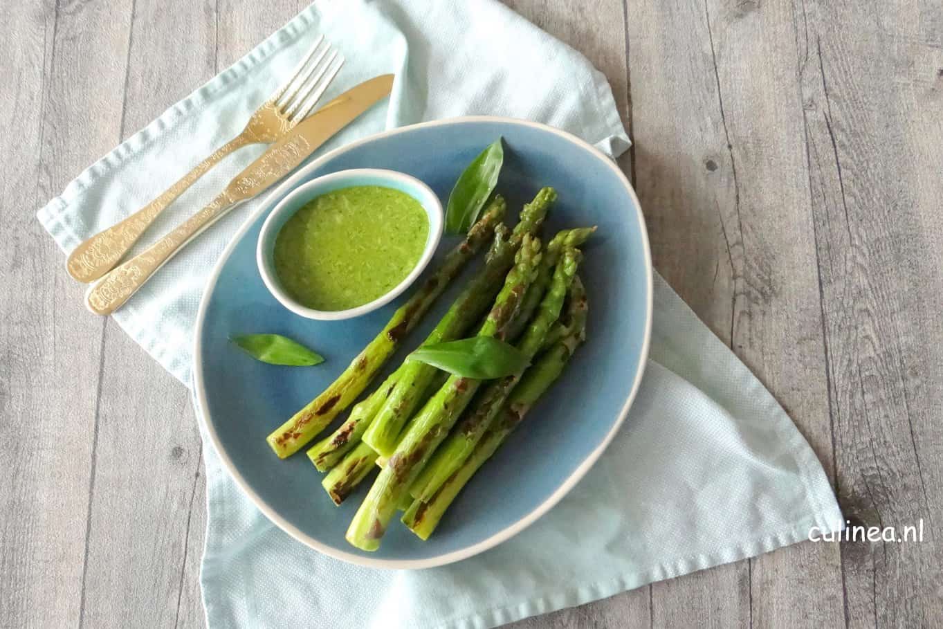 gegrilde groene asperges met daslooksaus