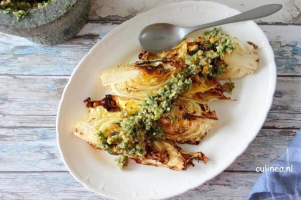 Geroosterde spitskool met walnotenpesto