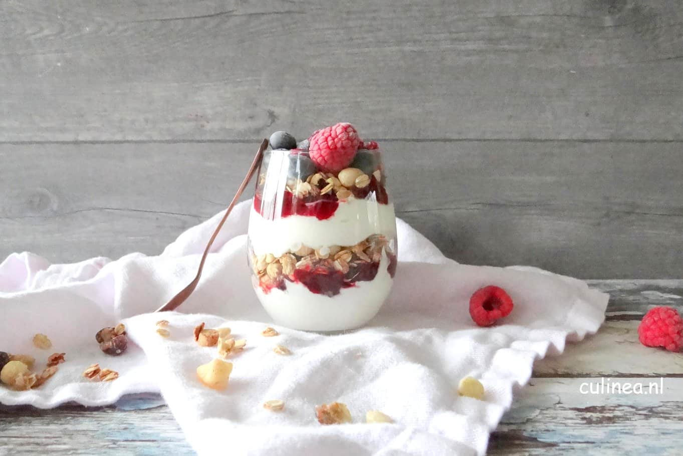 yoghurt parfait met granola en fruit