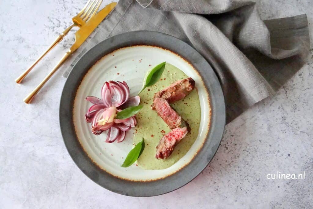 Dukkah lamshaasjes met tahinsaus