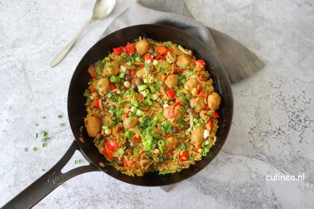 Eenpansgerecht orzo met pittige worst