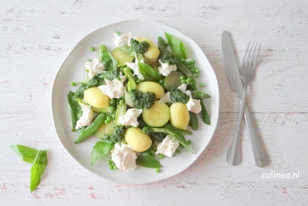 Gnocchi met groene groenten en burrata