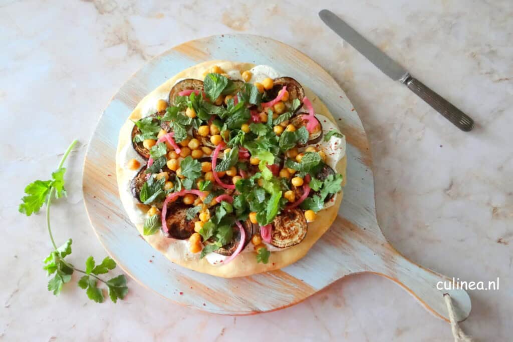 Pizza met feta, aubergine en kikkererwten