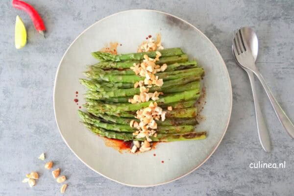 Aziatische gegrilde groene asperges