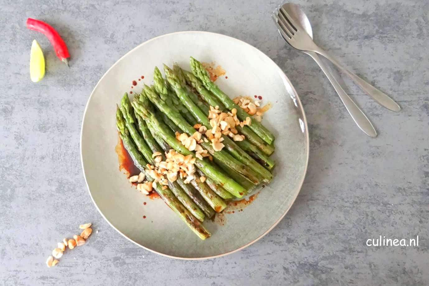 Aziatische gegrilde groene asperges