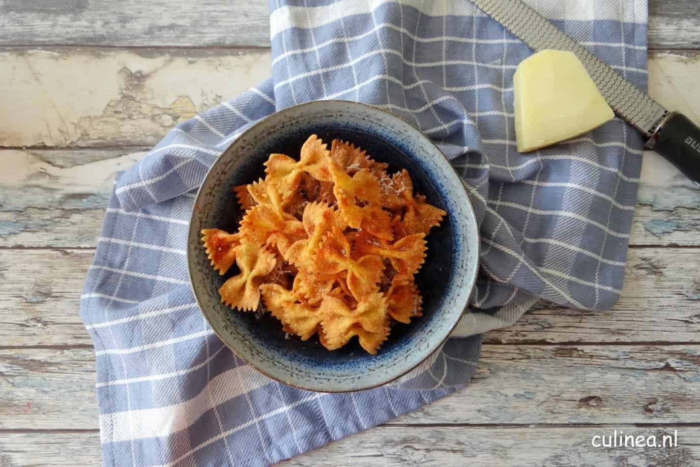 chips gemaakt van farfalle