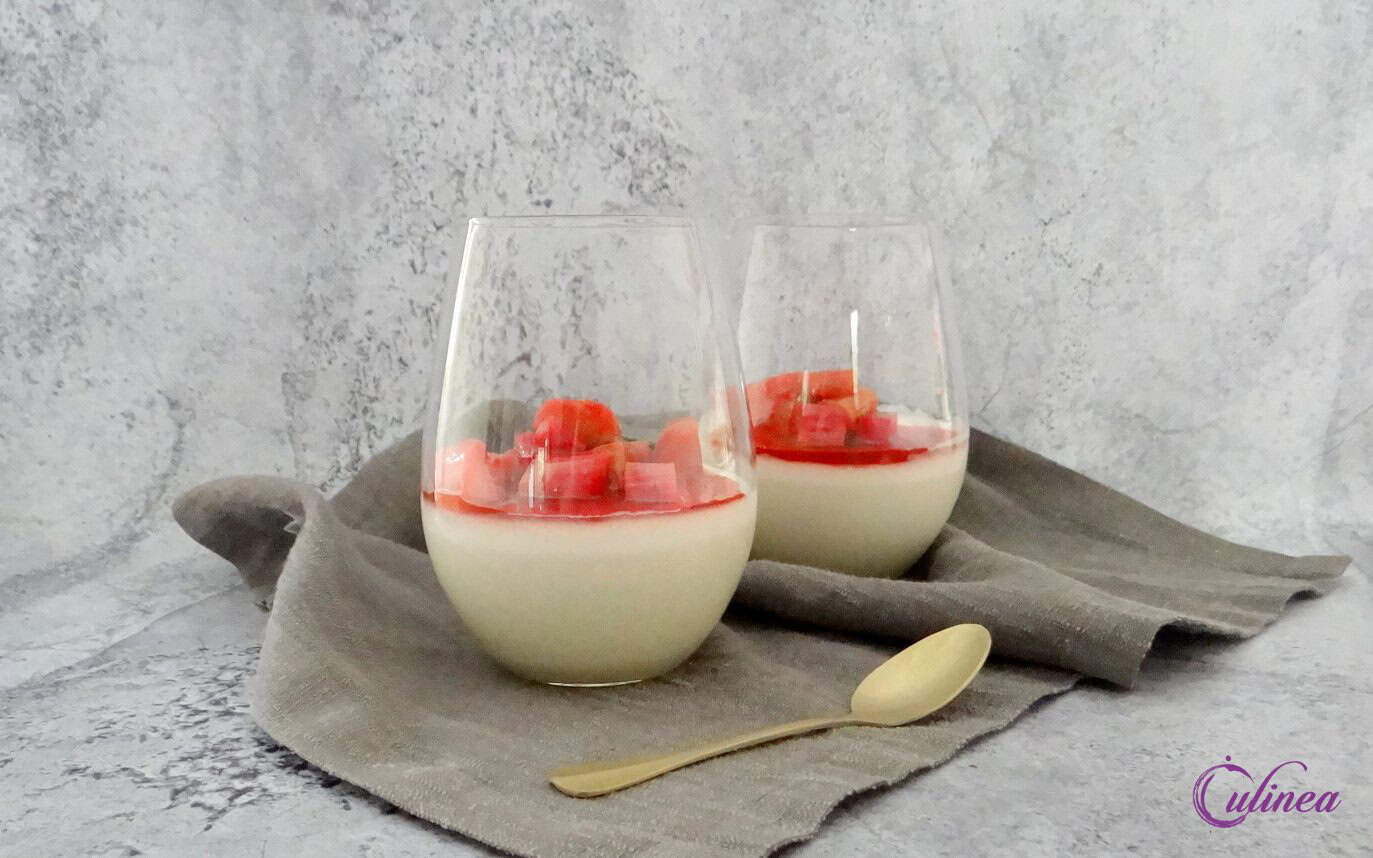 Kokosmelk Panna Cotta met rabarber