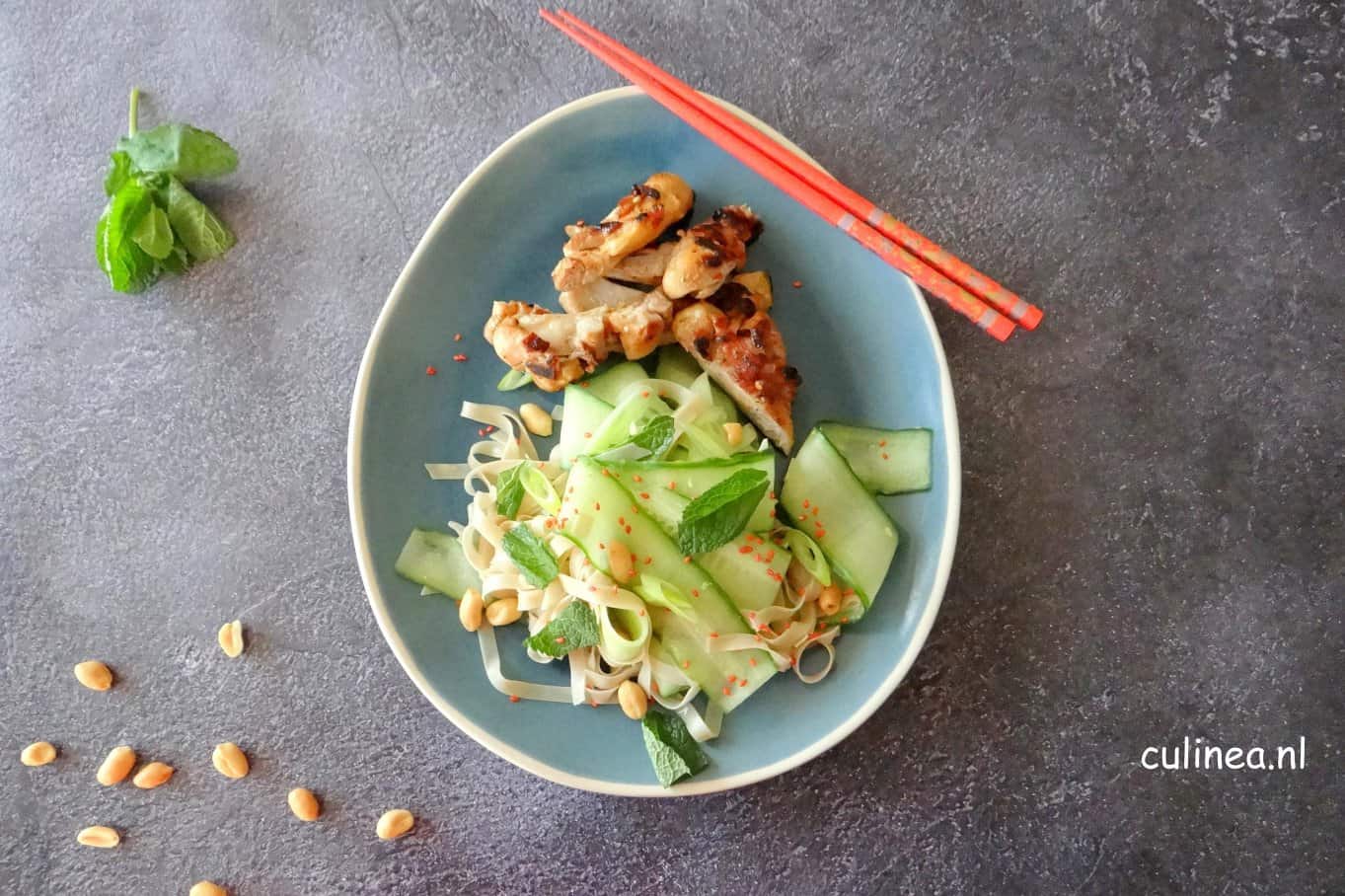 Pittige kipdijfilets met noedelsalade