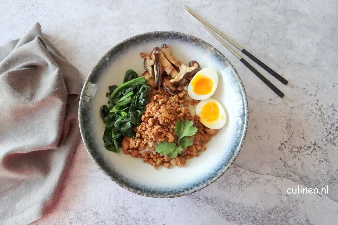 Rijst met gehakt, spinazie en shiitake