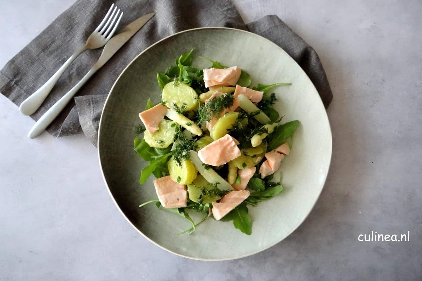salade met zalm, asperges en aardappelen