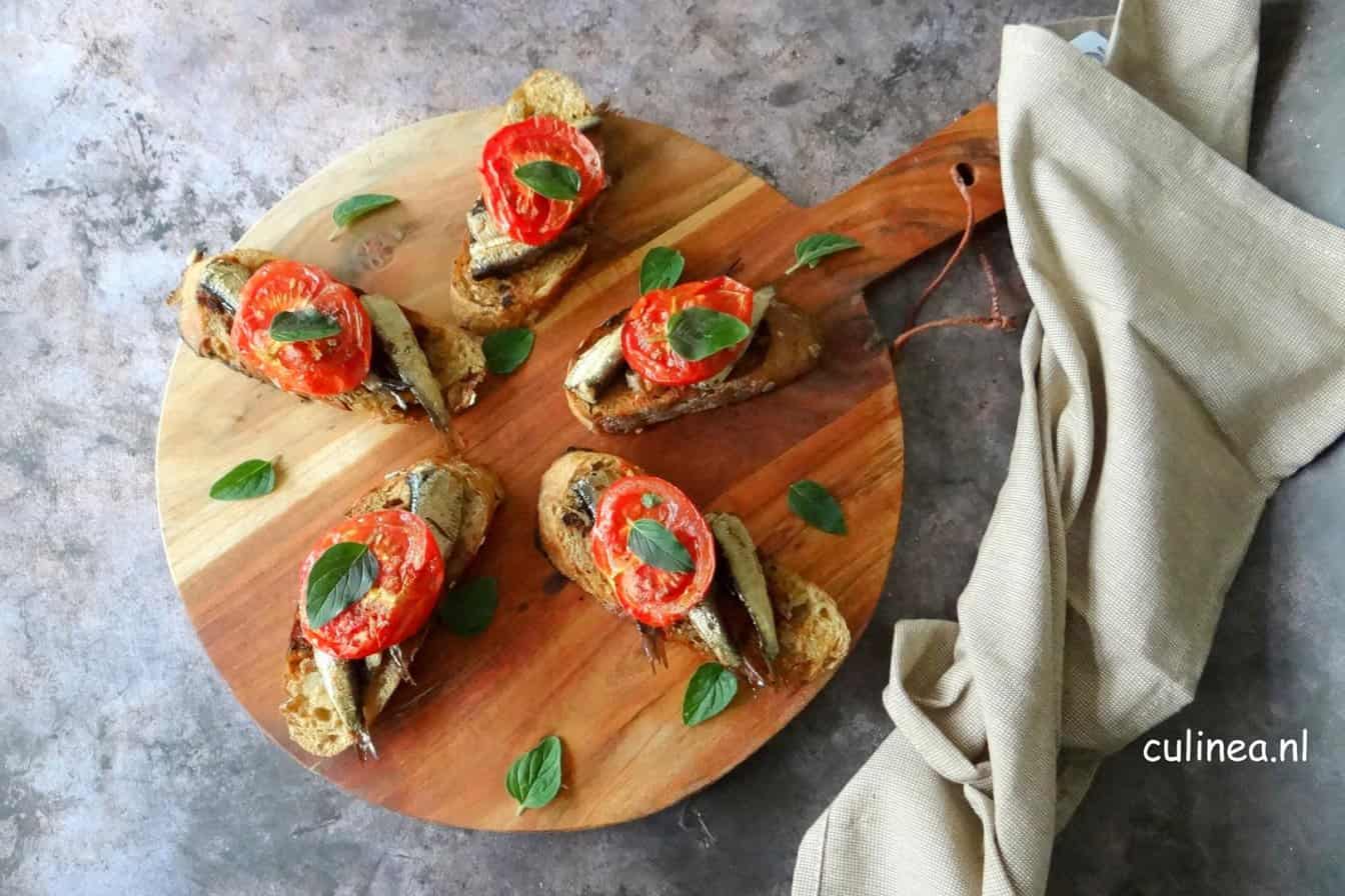 crostini met sardines en tomaat