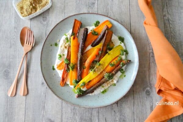 Geroosterde wortelen met opgeklopte burrata