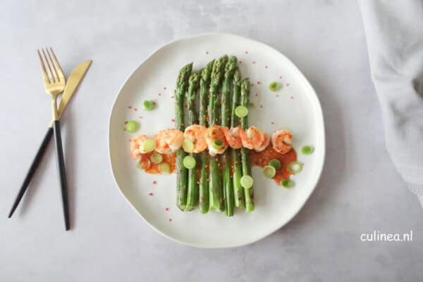 groene asperges met garnalen en misodressing