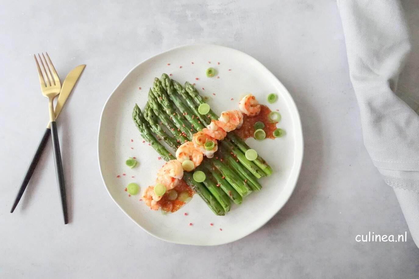 groene asperges met garnalen en misodressing