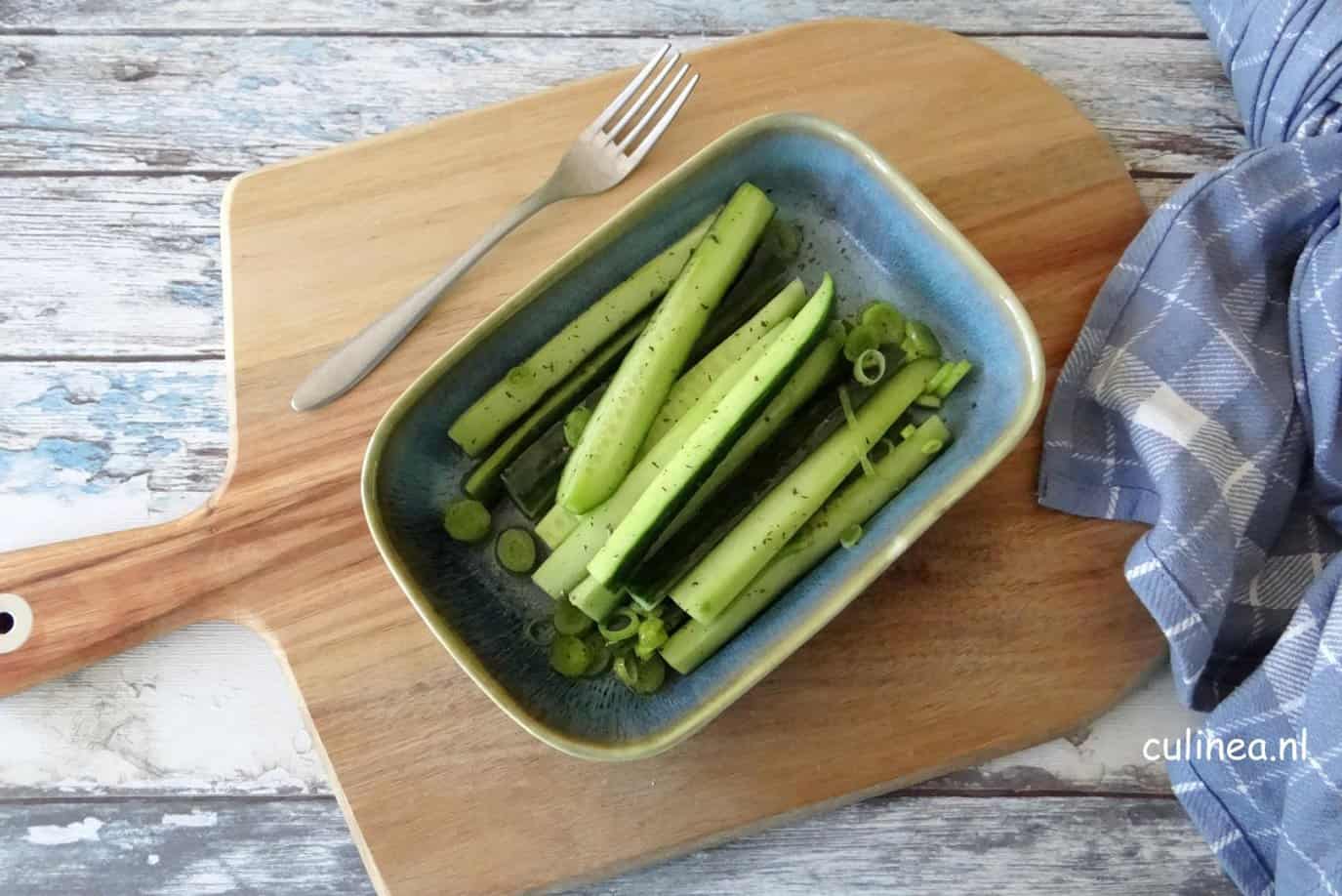 ingelegde komkommer met knoflook