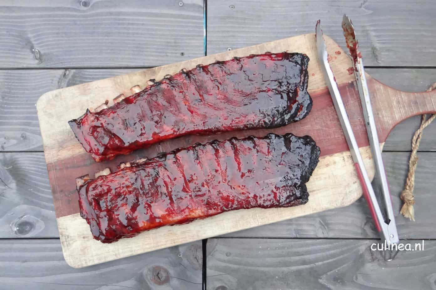 Spareribs van de barbecue