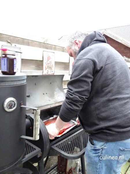 Spareribs van de barbecue 