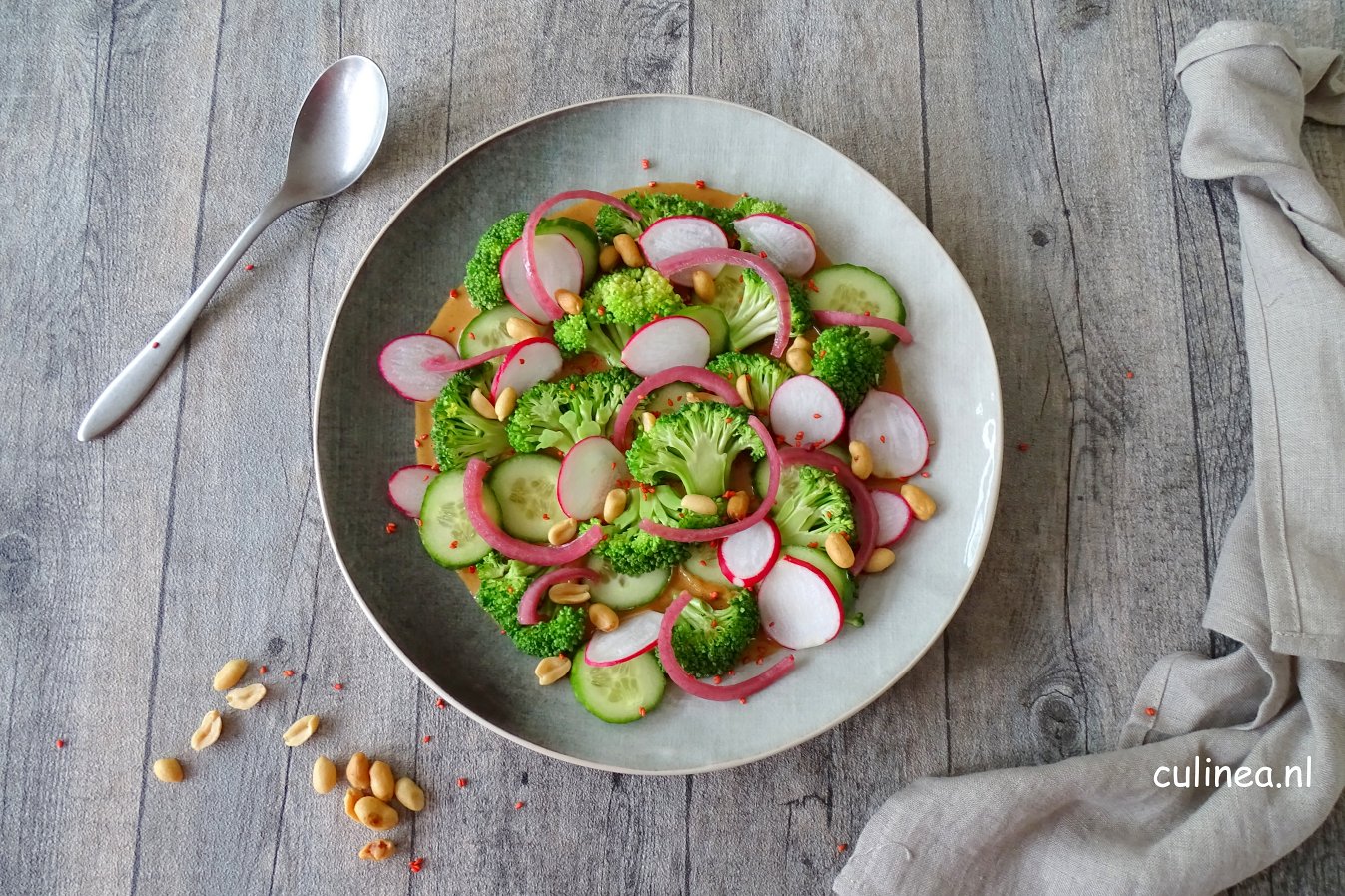 Broccoli salade met pindadressing