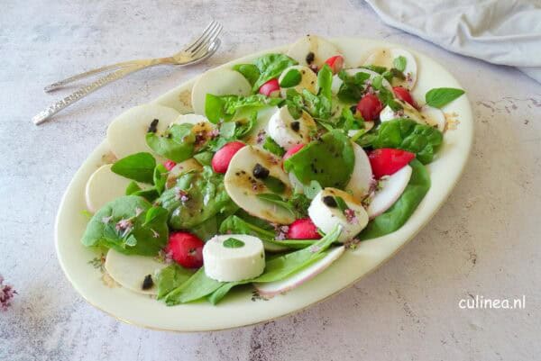 meiknolsalade met geitenkaas en zwarte knoflookdressing