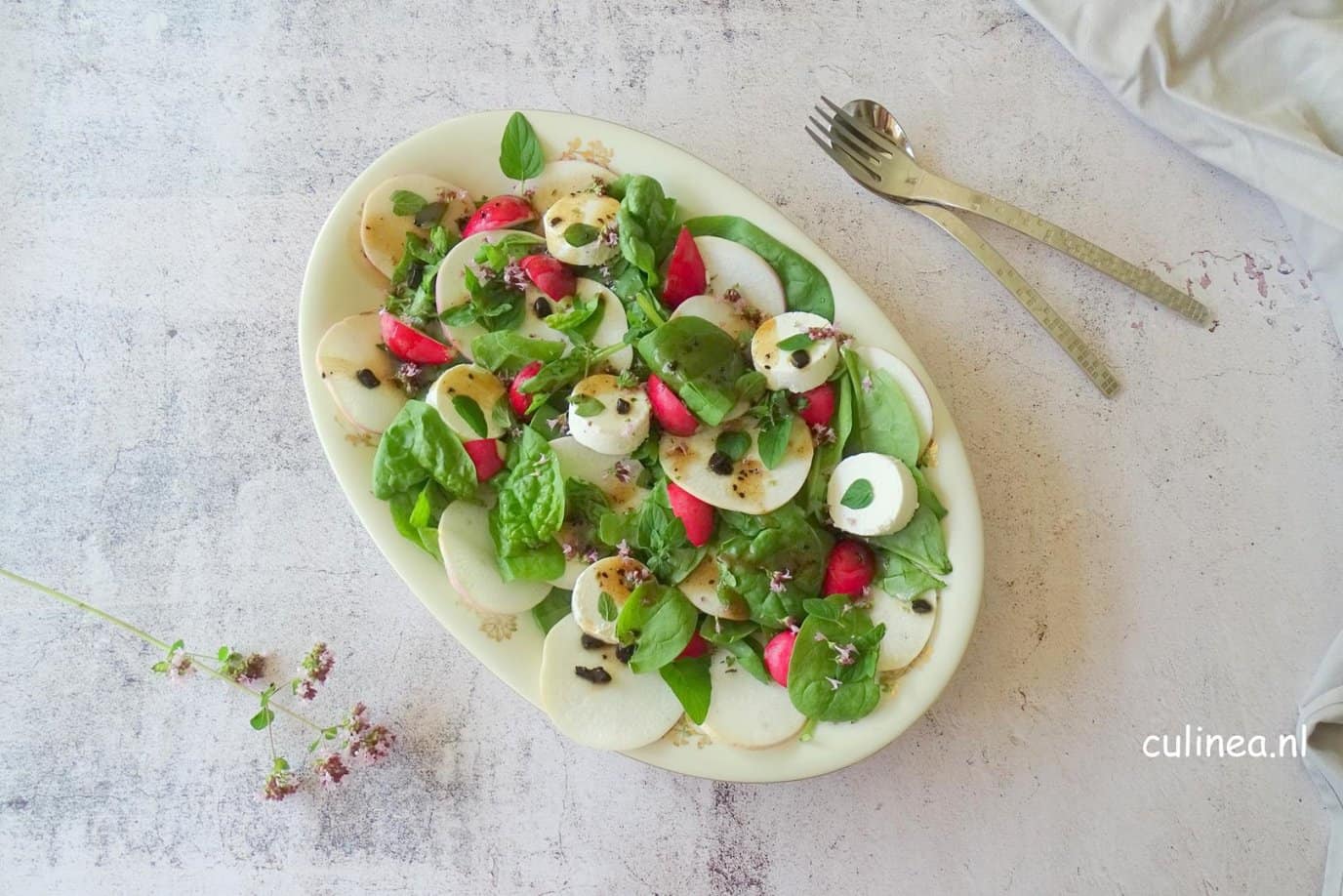 meiknolsalade met geitenkaas en zwarte knoflookdressing