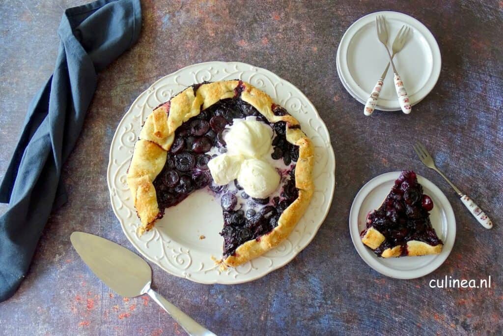 Galette met kersen en blauwe bessen