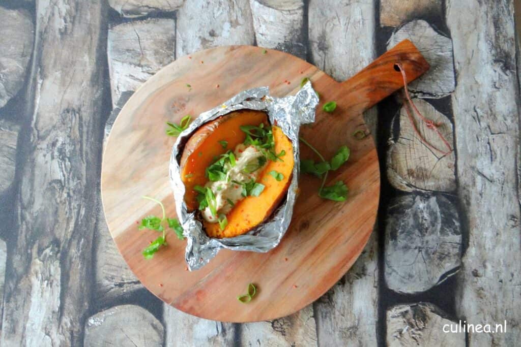 Gepofte zoete aardappel met tahin-misoboter