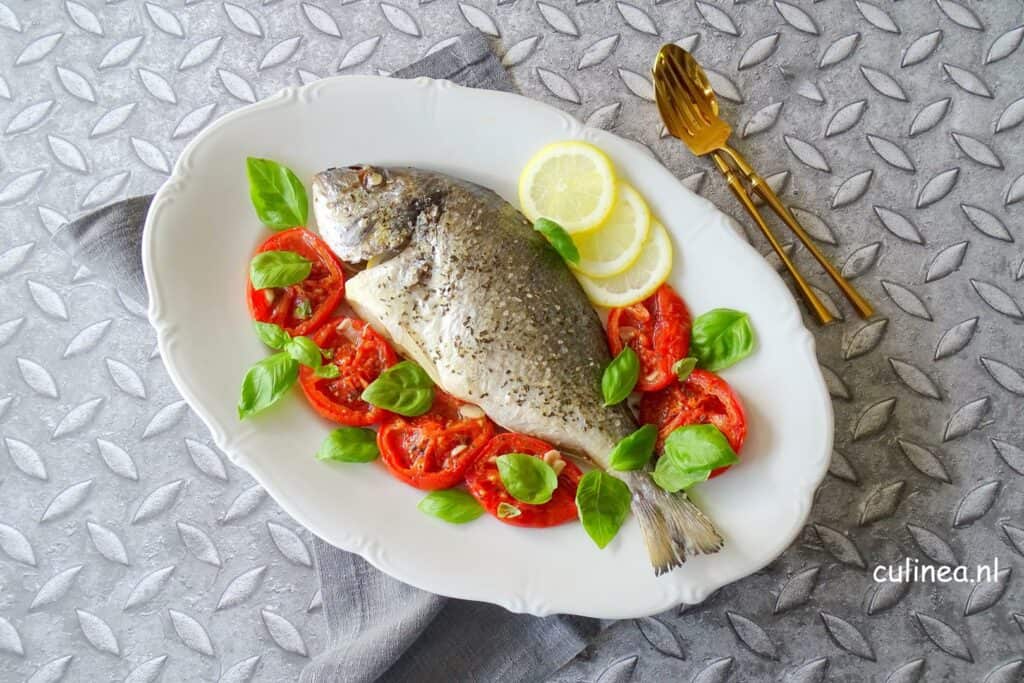 Hele dorade met tomaten en basilicum