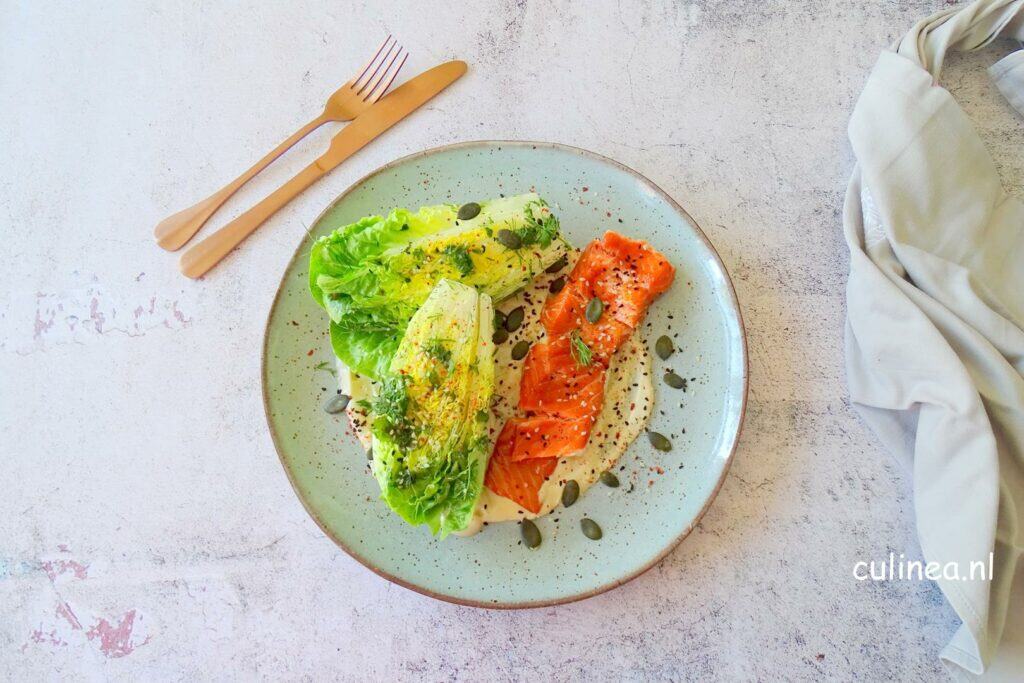 Little gem salade met zalmforel en tahinsaus