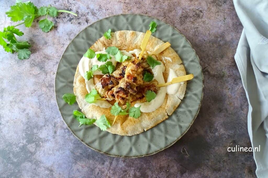 Midden-Oosterse kipspiesjes met yoghurtsaus