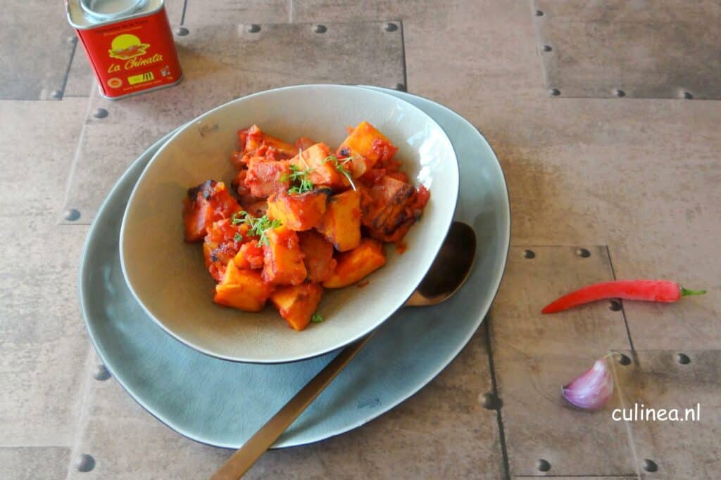 Patatas Bravas is een Spaans aardappel tapasgerecht met een pittige tomatensaus.