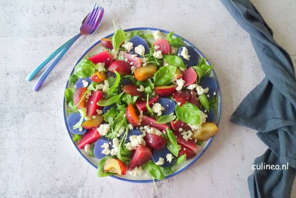 Salade met bietjes, truffelaardappelen en pruimen