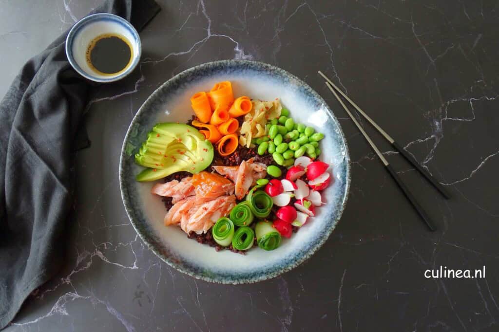 Sushi bowl met warm gerookte zalm